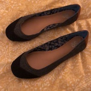 Black/gray flats